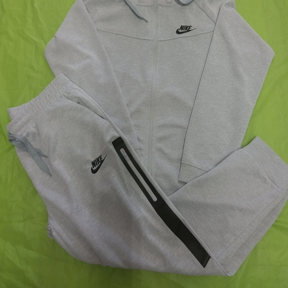 Ladies Nike tech sweatsuit - Picture 2 of 2